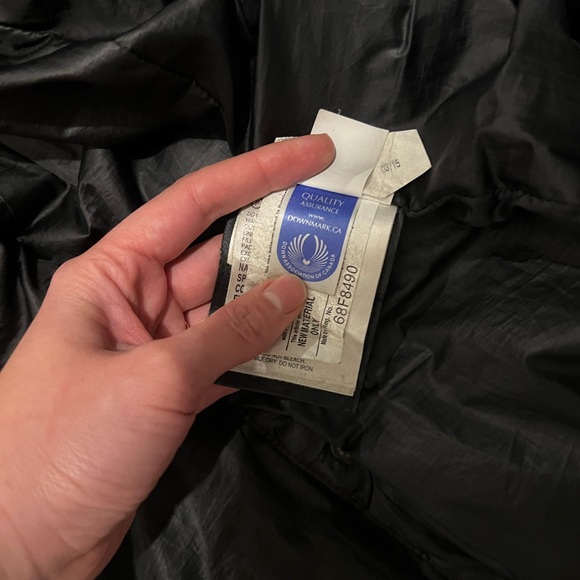 Canada goose burgundy parka size medium - Picture 16 of 16